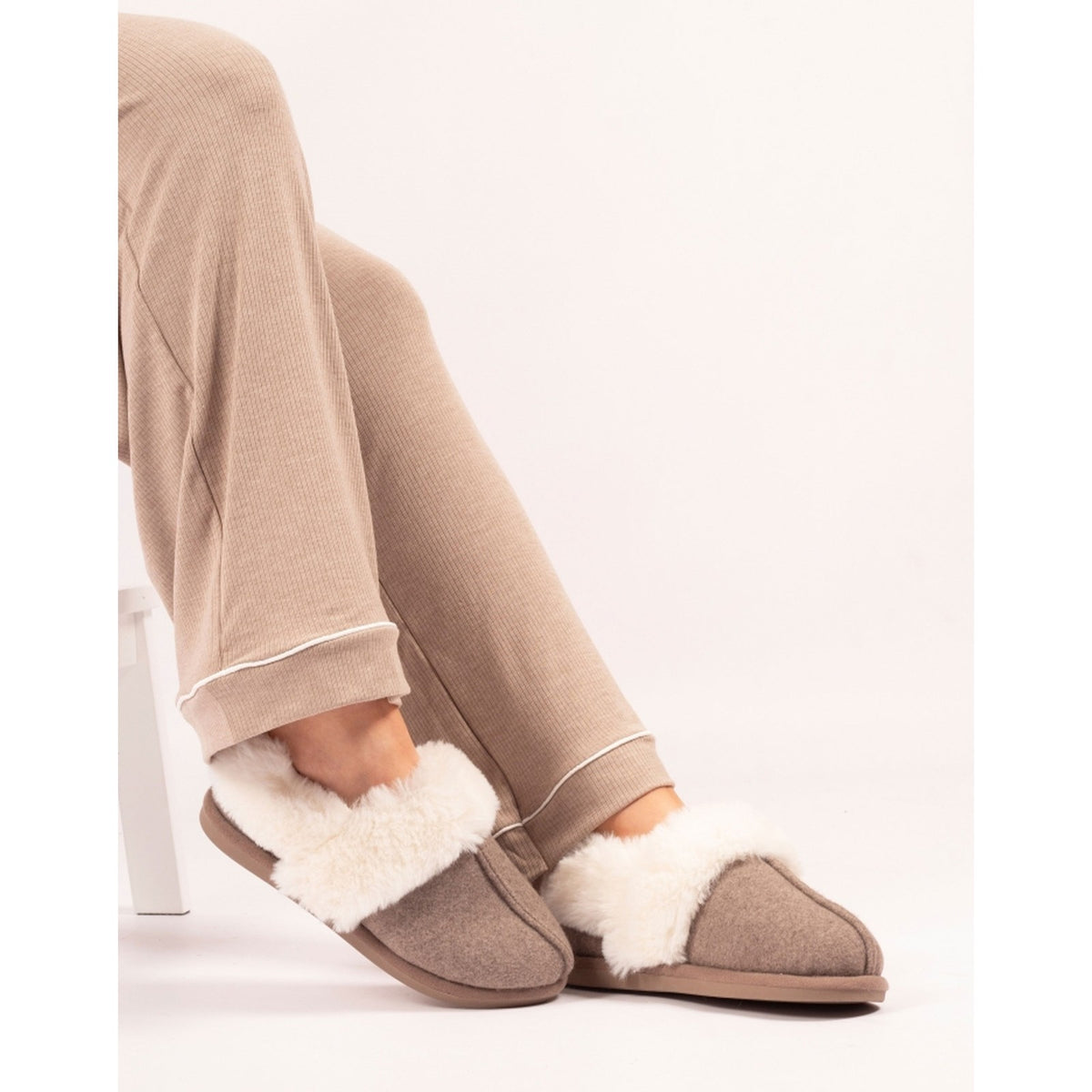 https://dknwnigc18uf4.cloudfront.net/product-media/TKC/1600/1600/ember-taupe-3.jpg