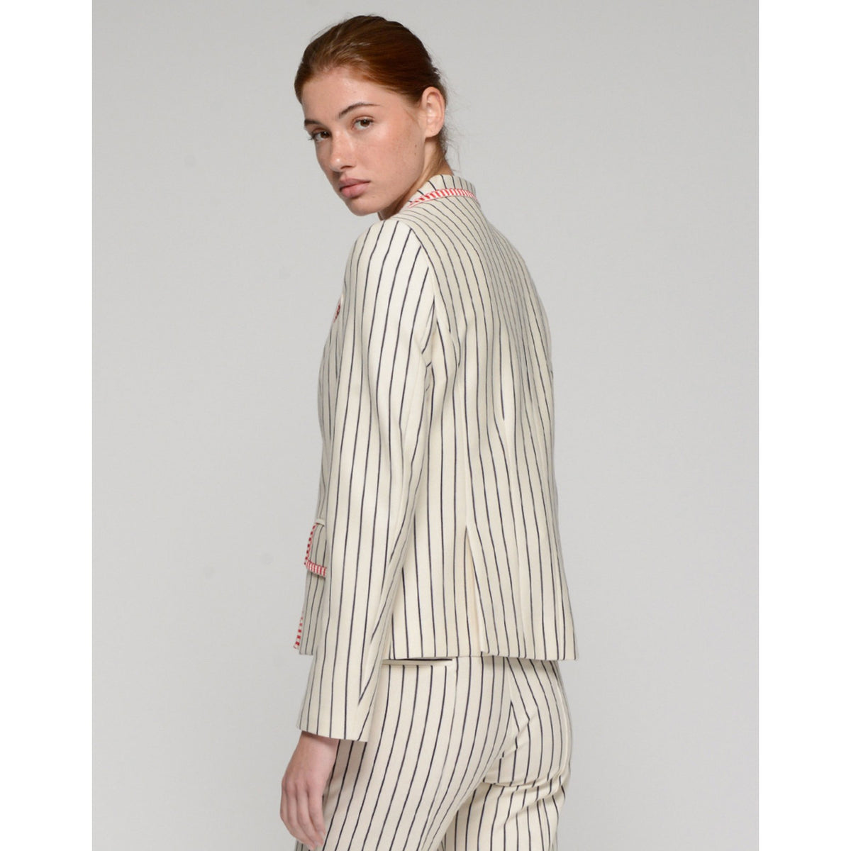 https://dknwnigc18uf4.cloudfront.net/product-media/UAM/1600/1600/striped-blazer-.jpg