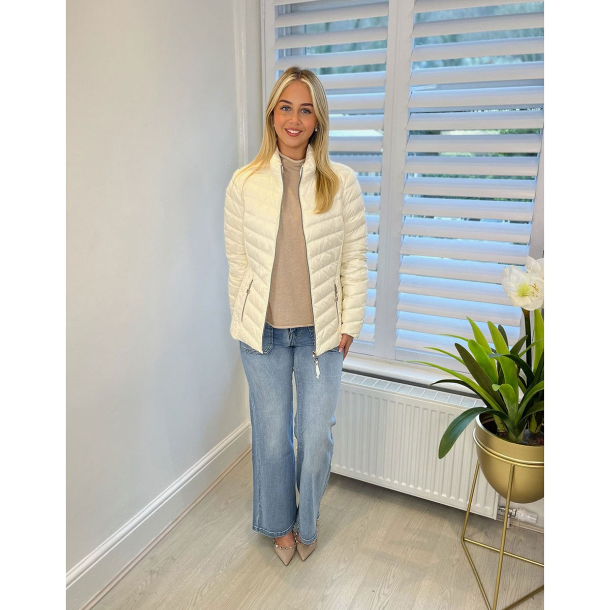 https://dknwnigc18uf4.cloudfront.net/product-media/S80/1600/1600/Fransden-Fiona-Off-White-Resize.jpg