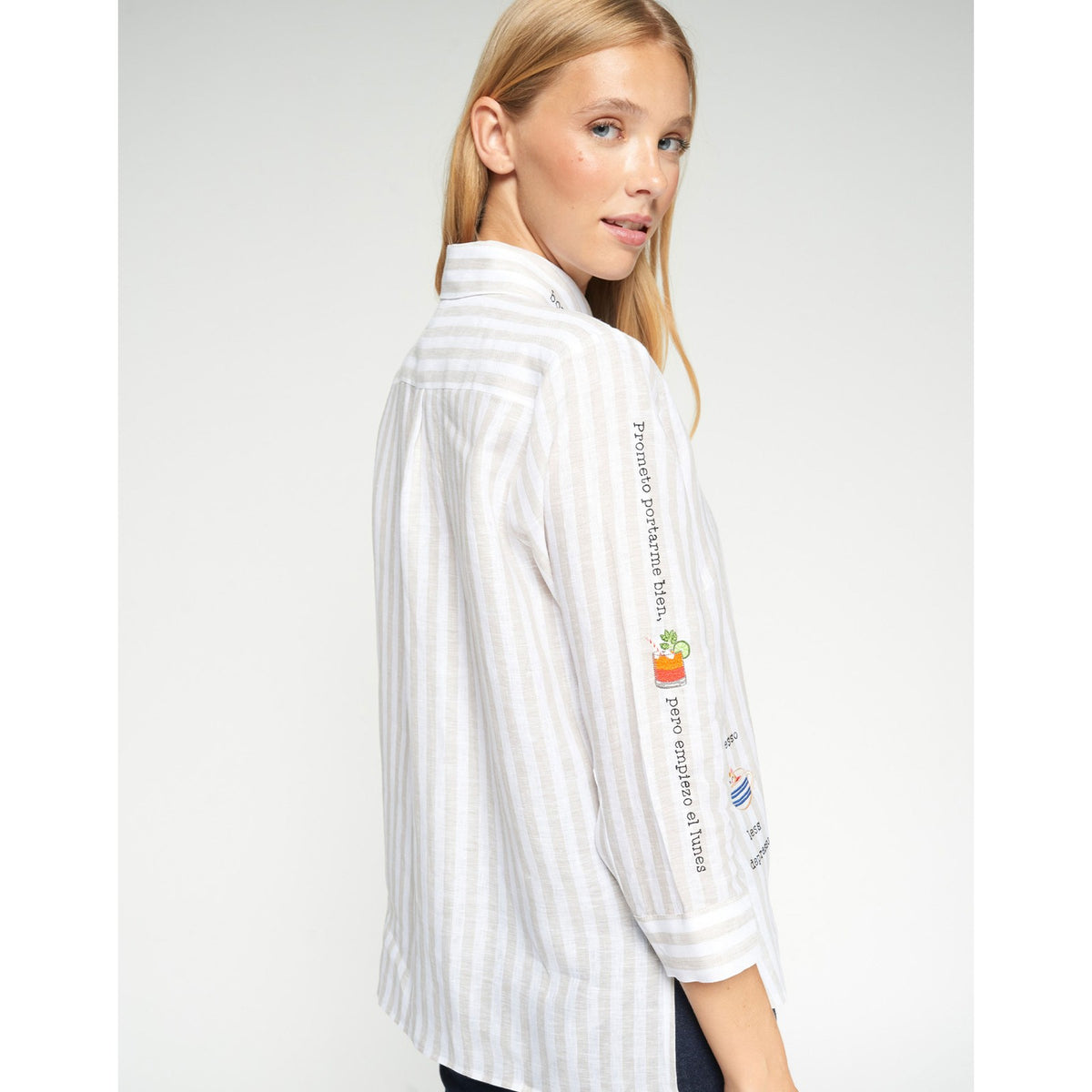 https://dknwnigc18uf4.cloudfront.net/product-media/UA0/1600/1600/beige-stripe-2.jpg