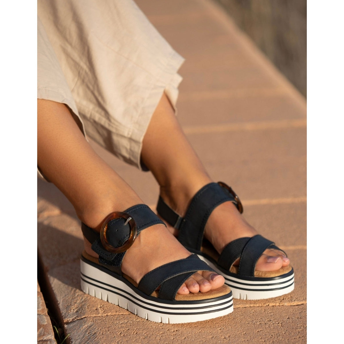 https://dknwnigc18uf4.cloudfront.net/product-media/UB2/1600/1600/elise-navy-1.jpg