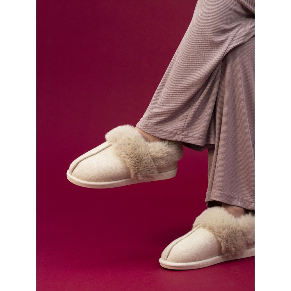 https://dknwnigc18uf4.cloudfront.net/product-media/QMQ/1600/1600/ember-ii-beige-slipper-p6909-392272image.jpg