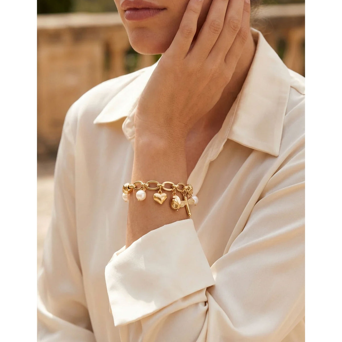 https://dknwnigc18uf4.cloudfront.net/product-media/U6Y/1600/1600/gold-pearl-and-charm-.jpg
